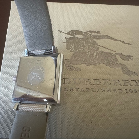 Authentic Burberry watch - Picture 8 of 13
